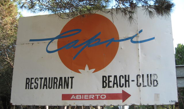 Cartel indicando la dirección a seguir para llegar al CAPRI de Gavà Mar, situado en la avenida Europa de Gavà Mar